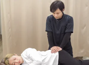 腰痛に対しての施術を受ける女性