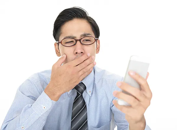スマホ疲れ男性